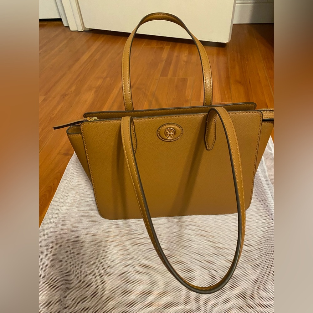 Beautiful Tory burch leather tote/shoulder bag -medium size- classic! Like New!